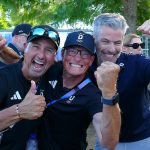 Marcus Neumann (mitte), Sportvorstand im Deutschen Golfverband, freut sich mit Damen-Bundestrainer Stephan Morales (links) und Christian Reimbold, dem Manager von Esther Henseleit über deren Silbermedaille. (Foto: Deutscher Golfverband / Thomas Kirmaier)