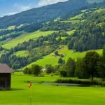 Golferlebnis im herbstlichen Postkartenpanorama: Eingebettet in sanfte Berglandschaften, bieten die Golfplätze im Salzburger Land eine atemberaubende Kulisse für entspannte Abschläge in der Natur. (Foto: Golfplatz Nationalpark Hohe Tauern)