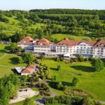 Das Lindner Hotel Wiesensee, idyllisch eingebettet in die grüne Landschaft von Westerburg. (Foto: Lindner Hotel Wiesensee)