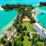 Das Parkhotel Pörtschach liegt auf einer Halbinsel am Wörthersee und bietet Zugang zu Golfplätzen und Erholungsmöglichkeiten in ruhiger Umgebung. (Foto: Parkhotel Pörtschach)