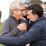 Jay Monahan, Commissioner der PGA Tour und Yasir Al-Rumayyan, Gouverneur des saudi-arabischen Public Investment Fund, umarmen sich am ersten Tag der Alfred Dunhill Links Championship 2024. (Foto: Getty)