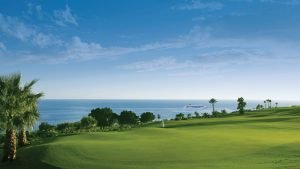 Eine Golf & Cruise-Reise mit der EUROPA und EUROPA 2 führt zu den schönsten Greens der Erde. (Foto: Hapag-Lloyd Cruises)
