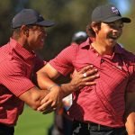 Charlie und Tiger Woods feiern das Hole-in-One vom Sohnemann. (Foto: Getty)