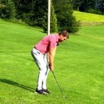 Golftraining mit Birdietrain, um den Ball unter einem aus der Hanglage zu schlagen. (Foto: Birdietrain)