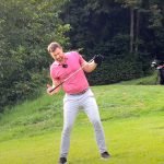 Lukas gibt wichtige Tipps für Ihr Golftraining aus der Bergauf-Hanglage. (Quelle: Screenshot Birdietrain)