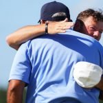PGA Tour Champions: Alex Cejka und Angel Cabrera umarmen sich nach dem Sieg des Argentiniers. (Foto: Getty)