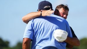 PGA Tour Champions: Alex Cejka und Angel Cabrera umarmen sich nach dem Sieg des Argentiniers. (Foto: Getty)