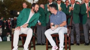 Scottie Scheffler und Rory McIlroy bei der Siegerehrung des US Masters 2025.(Foto: Getty)
