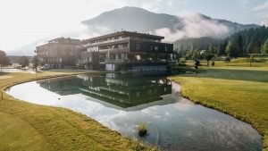 Das Berg & Golf Resort Westendorf bietet Golfurlaub direkt am Golfplatz in den Kitzbüheler Alpen. (Foto: ALPS RESORTS)
