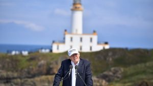 US Präsident Donald Trump beim Besuch seines Golfplatzes in Turnberry. (Foto: Getty)