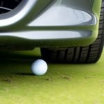 Die Golfregeln erläutern den richten Umgang mit einem Ball unter einem Auto. (Foto: Golf Post mit DallE)