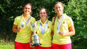 Die spanischen Spielerinnen dominieren das Finale der 38. European Ladies Amateur Championship im Frankfurter GC. Gold für Paula Martín Sampedro (Mitte), Silber für Balma Dávalos Guaita (rechts) und Andrea Revuelta (links) (Foto: DGV/Stebl)