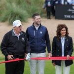 Donald Trump eröffnet gemeinsam mit seinen Söhnen Donald Jr. (l.) und Eric Trump (Mitte) sowie Sarah Malone und DP-World-Tour-CEO Guy Kinnings (r.) den neuen Golfplatz in Balmedie bei Aberdeen. (Foto: Getty)