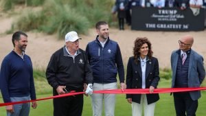 Donald Trump eröffnet gemeinsam mit seinen Söhnen Donald Jr. (l.) und Eric Trump (Mitte) sowie Sarah Malone und DP-World-Tour-CEO Guy Kinnings (r.) den neuen Golfplatz in Balmedie bei Aberdeen. (Foto: Getty)