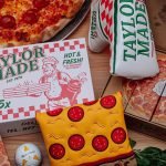 TaylorMade bringt die TP5 „Pizza Party“ Golfbälle mit Pizza-Design und passenden Headcovers auf den Markt. (Foto: TaylorMade)
