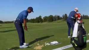 Tiger Woods beim Nexus Cup wieder auf der Driving Range (Foto: X/NUCLRGOLF)