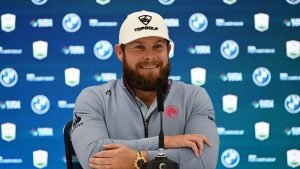 Tyrrell Hatton während einer Pressekonferenz über seine Feierlaune. (Foto: Getty)