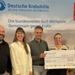 Siegerfoto der Bruttosiegerinnen und -sieger der bundesweiten Golf-Wettspiele zur Förderung der Deutschen Krebshilfe. (v.l. Philipp Köpke, Golfpark Rothenburg-Schönbronn; Valery Trosdorf, DekaBank; Markus Röhl, Bruttosieger; Anne Sophie Camehl, Bruttosiegerin), Christian Greiten, Stiftung Deutsche Krebshilfe) (Foto: Deutsche Krebshilfe)