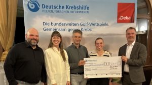 Siegerfoto der Bruttosiegerinnen und -sieger der bundesweiten Golf-Wettspiele zur Förderung der Deutschen Krebshilfe. (v.l. Philipp Köpke, Golfpark Rothenburg-Schönbronn; Valery Trosdorf, DekaBank; Markus Röhl, Bruttosieger; Anne Sophie Camehl, Bruttosiegerin), Christian Greiten, Stiftung Deutsche Krebshilfe) (Foto: Deutsche Krebshilfe)
