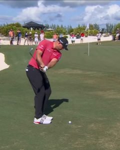 Sepp Straka mit spektakulärem Chip-in Eagle beim Hero World Challenge - (@PGATOUR)