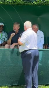Ernie Els ehrt Gary Player bei Nedbank Golf Challenge 2025 - (@DPWorldTour)