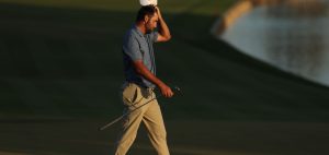 Scottie Scheffler zeigt sich frustriert über seinen Driver und das bereits auf der Runde. (Foto: Getty)